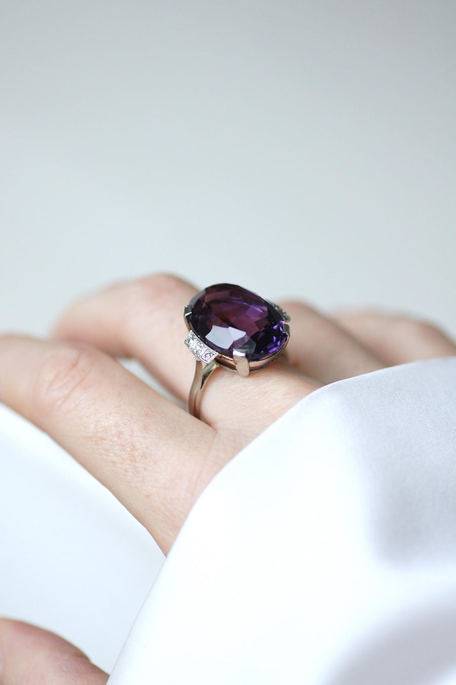 Art Deco Oval Amethyst and Diamond Ring in White Gold and Platinum
