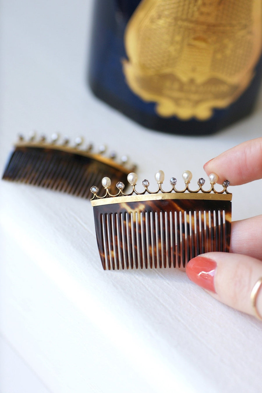 Pair of Diamond and Fine Pearl Combs on Gold - Galerie Pénélope