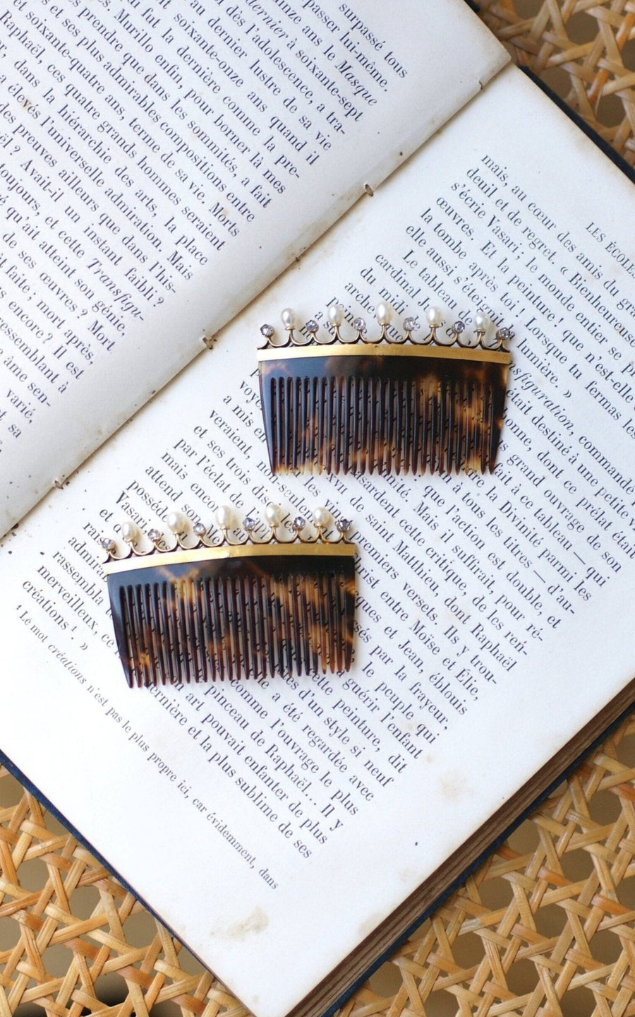 Pair of Diamond and Fine Pearl Combs on Gold - Galerie Pénélope