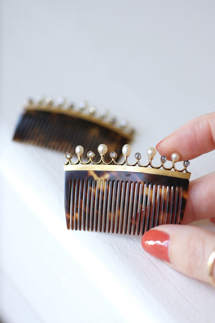 Pair of Diamond and Fine Pearl Combs on Gold - Galerie Pénélope