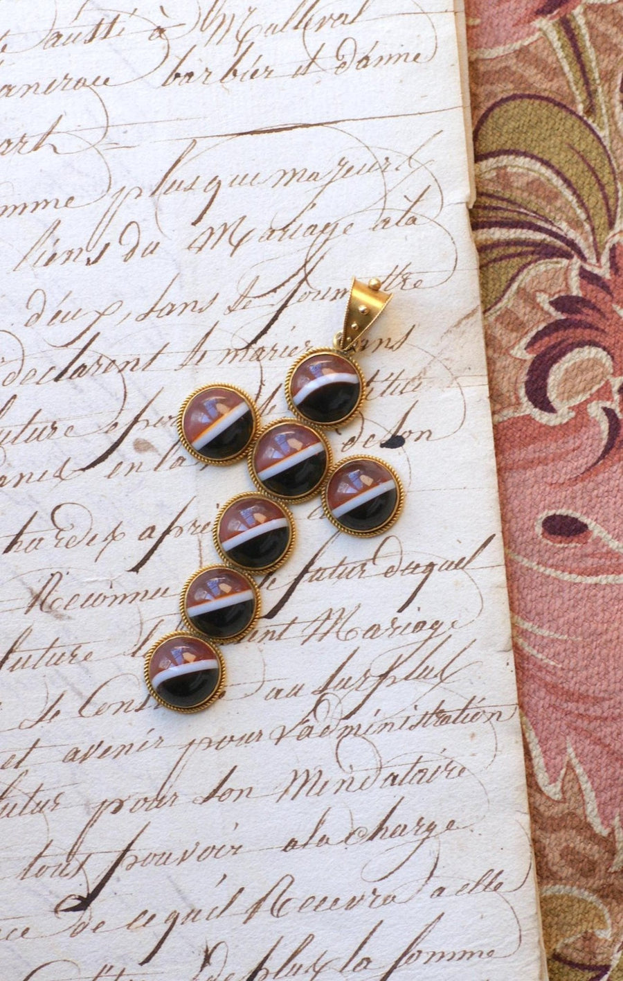 Agate Cabochon Cross on Yellow Gold Pendant - Galerie Pénélope