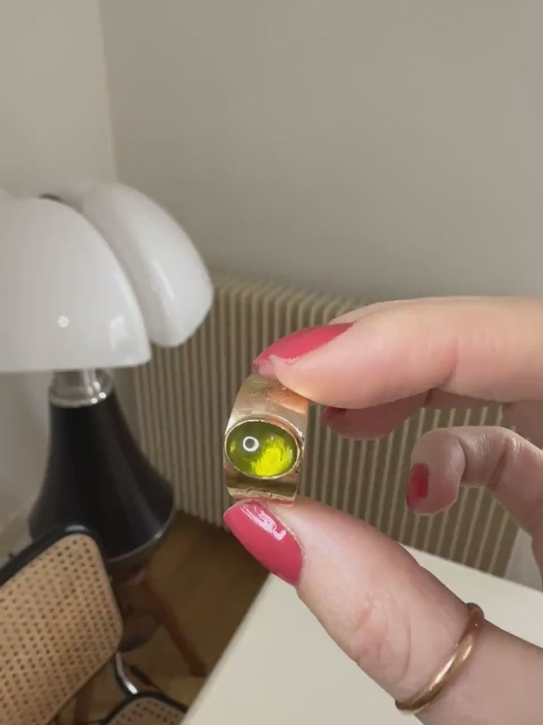 Antique ring in chased pink gold with peridot cabochon