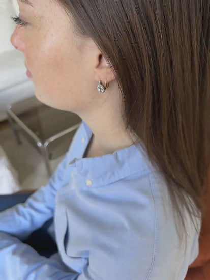 Dormeuses marguerite earrings in diamonds, gold and platinum