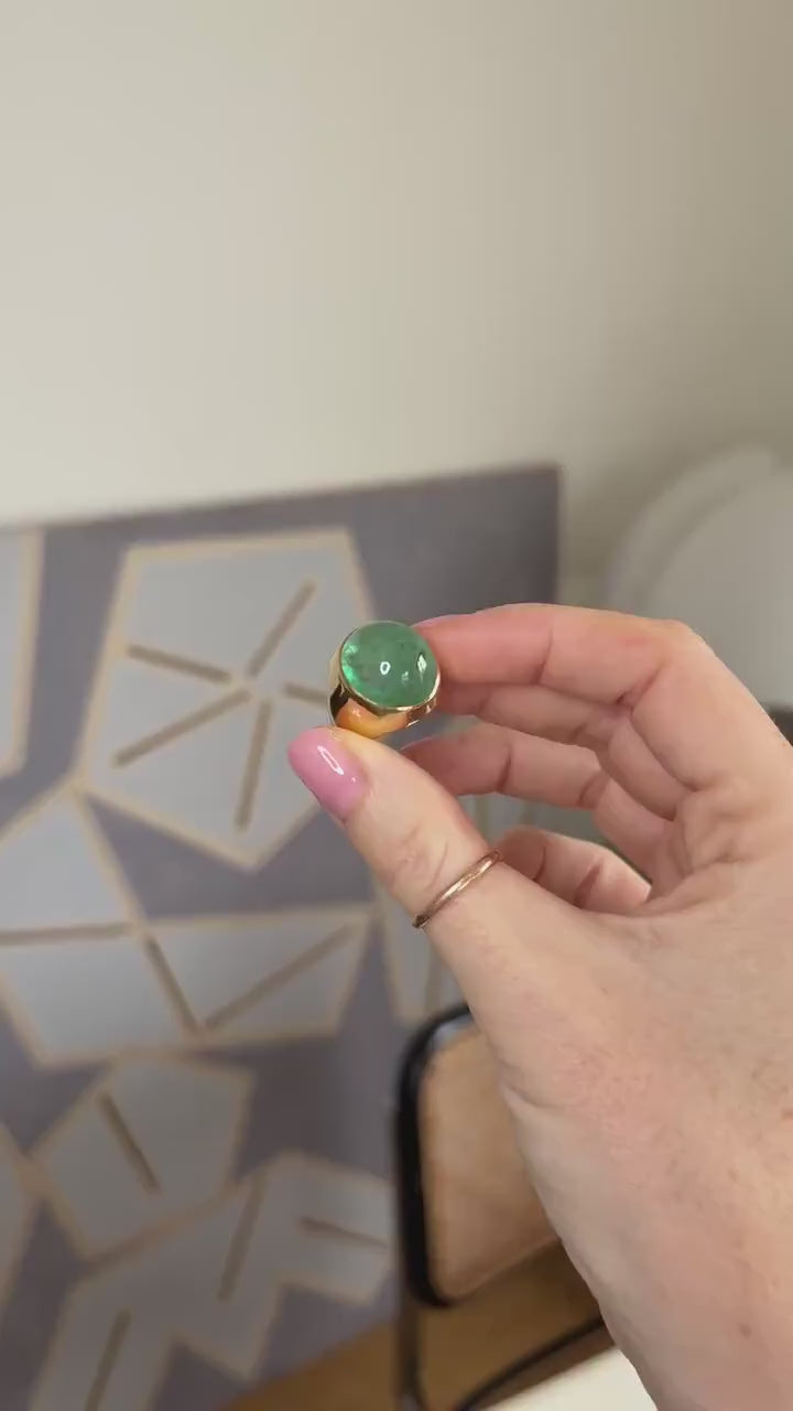 Ring Cabochon Emerald 16 Carats on Yellow Gold