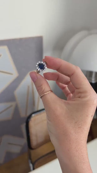 Ring Marguerite Sapphire 2,40 Cts Surrounded by Diamonds on Gold and Platinum