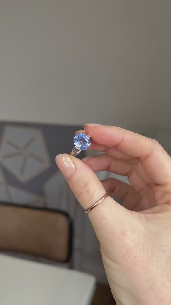 Art Deco Ring with Unheated Ceylon Sapphire 3.40 Carats and Diamonds on Platinum