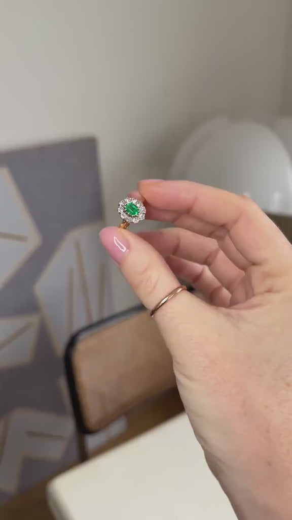 Antique Colombian Emerald and Diamond Daisy Ring in Yellow Gold