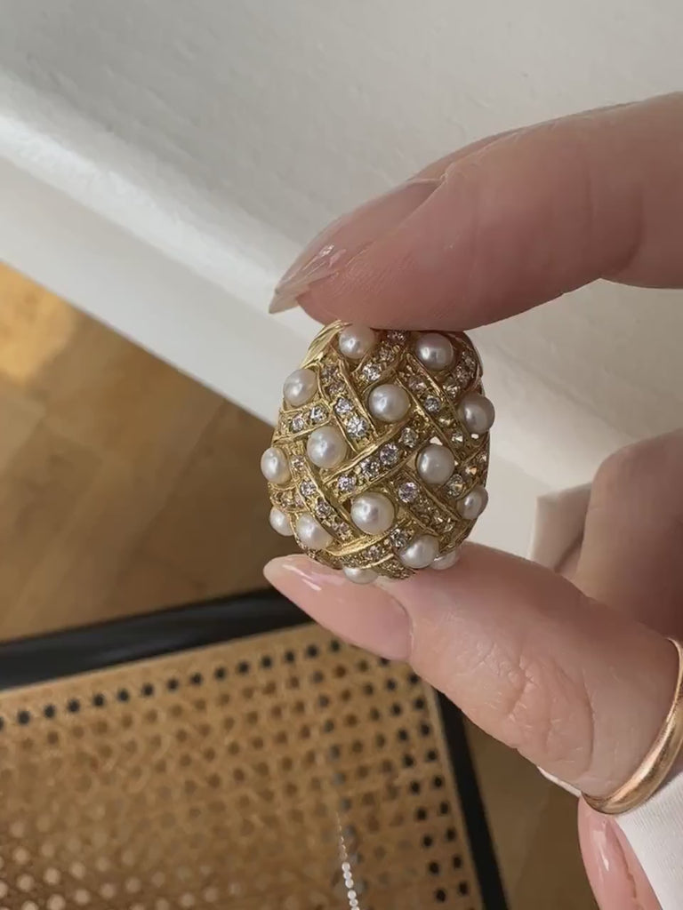 Crescent-shaped ring with pearls and diamonds on yellow gold