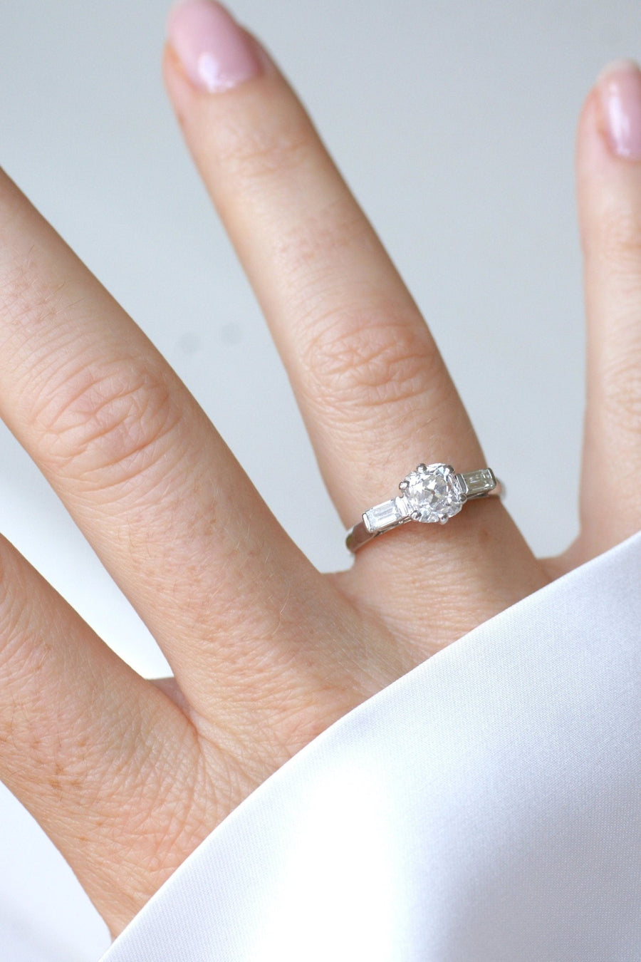 Art Deco Cushion Diamond Solitaire 1.00 Ct on Platinum - Galerie Pénélope