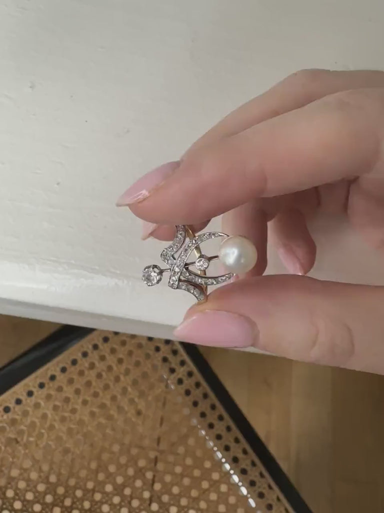 Duchess Belle Epoque ring, diamonds and pearl on gold and platinum