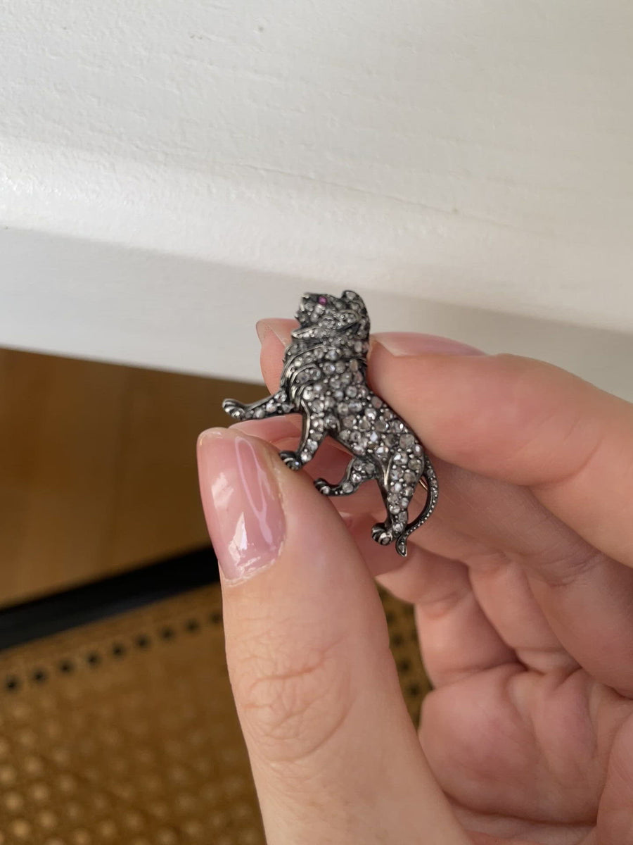Lion brooch diamonds