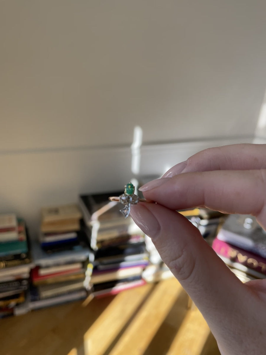 Antique clover ring with diamonds and emerald