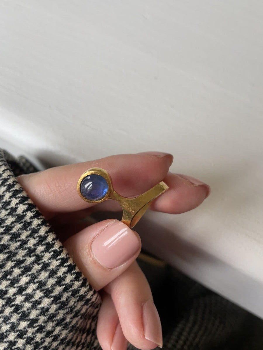 Ring 70s Burmese Sapphire by Costanza