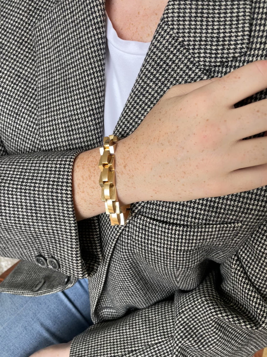 Articulated tank bracelet in yellow gold