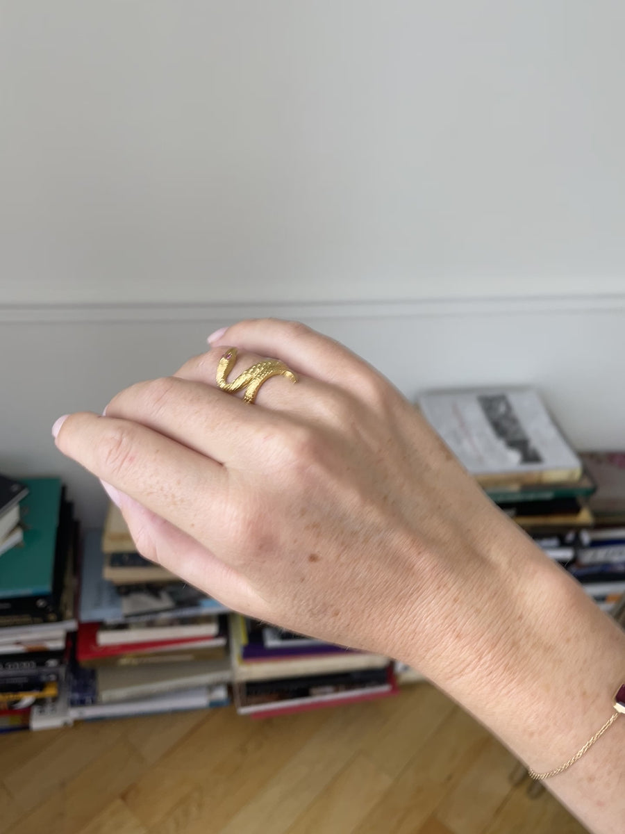 Vintage snake ring in yellow gold