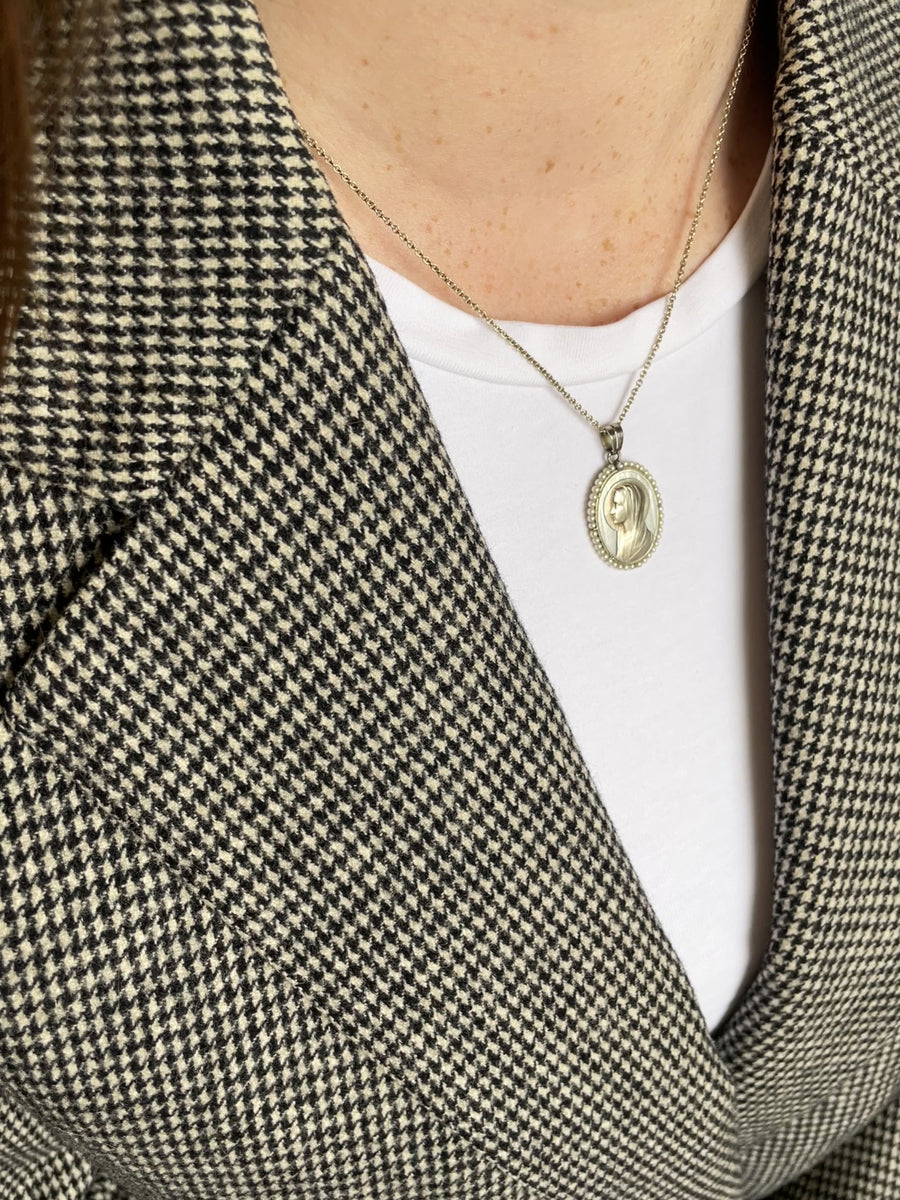 Art Deco religious medal in white gold, mother of pearl and pearls