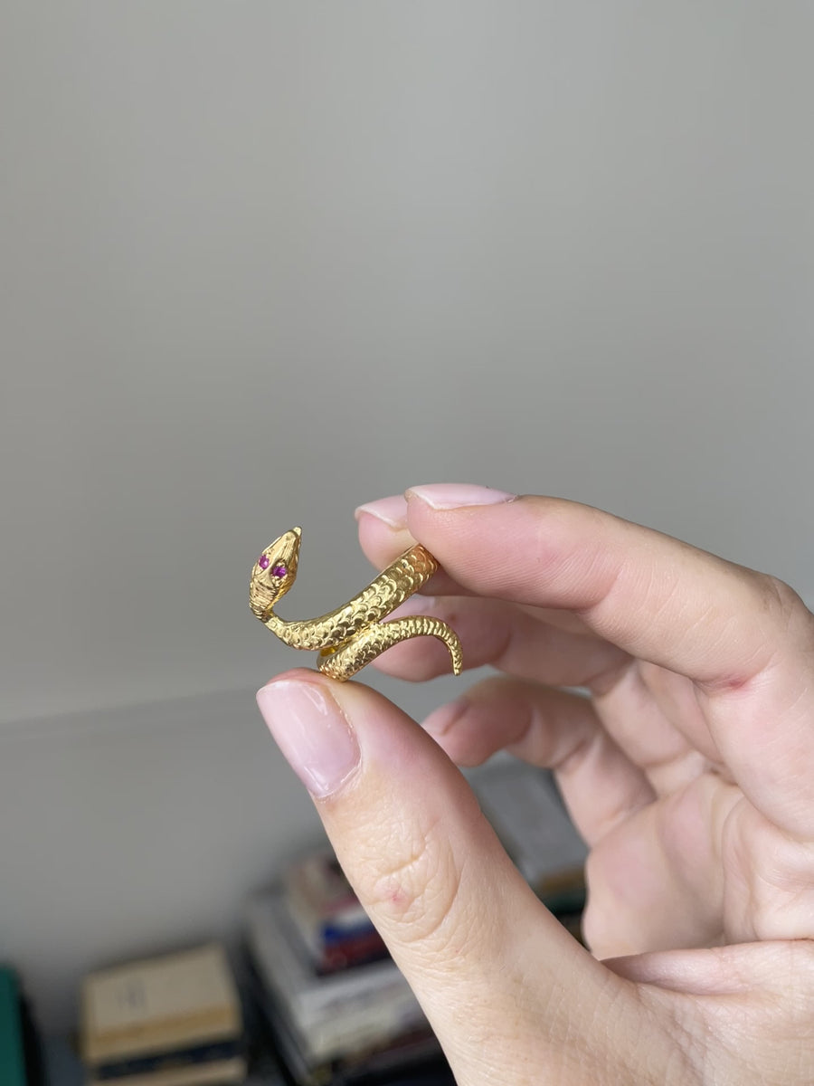 Vintage snake ring in yellow gold