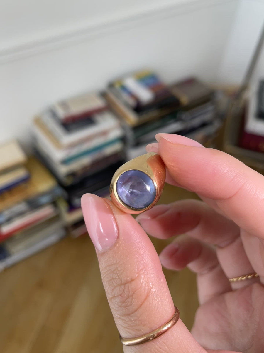 Yellow gold and star sapphire ring