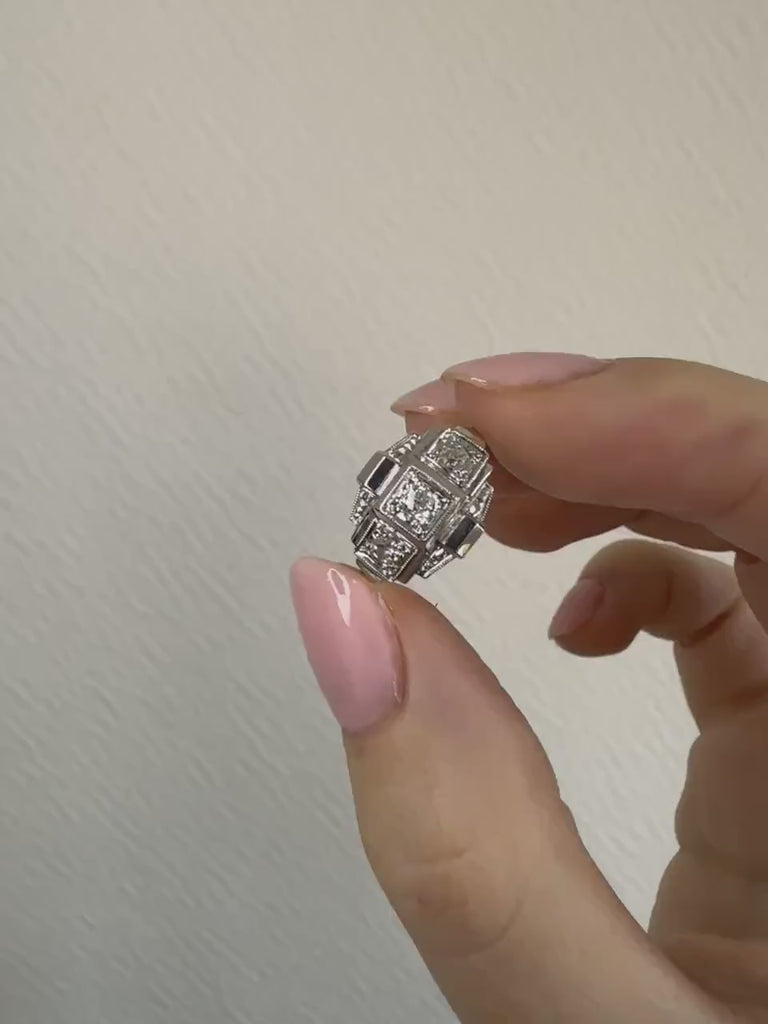 Antique Art Deco white gold platinum and diamond ring