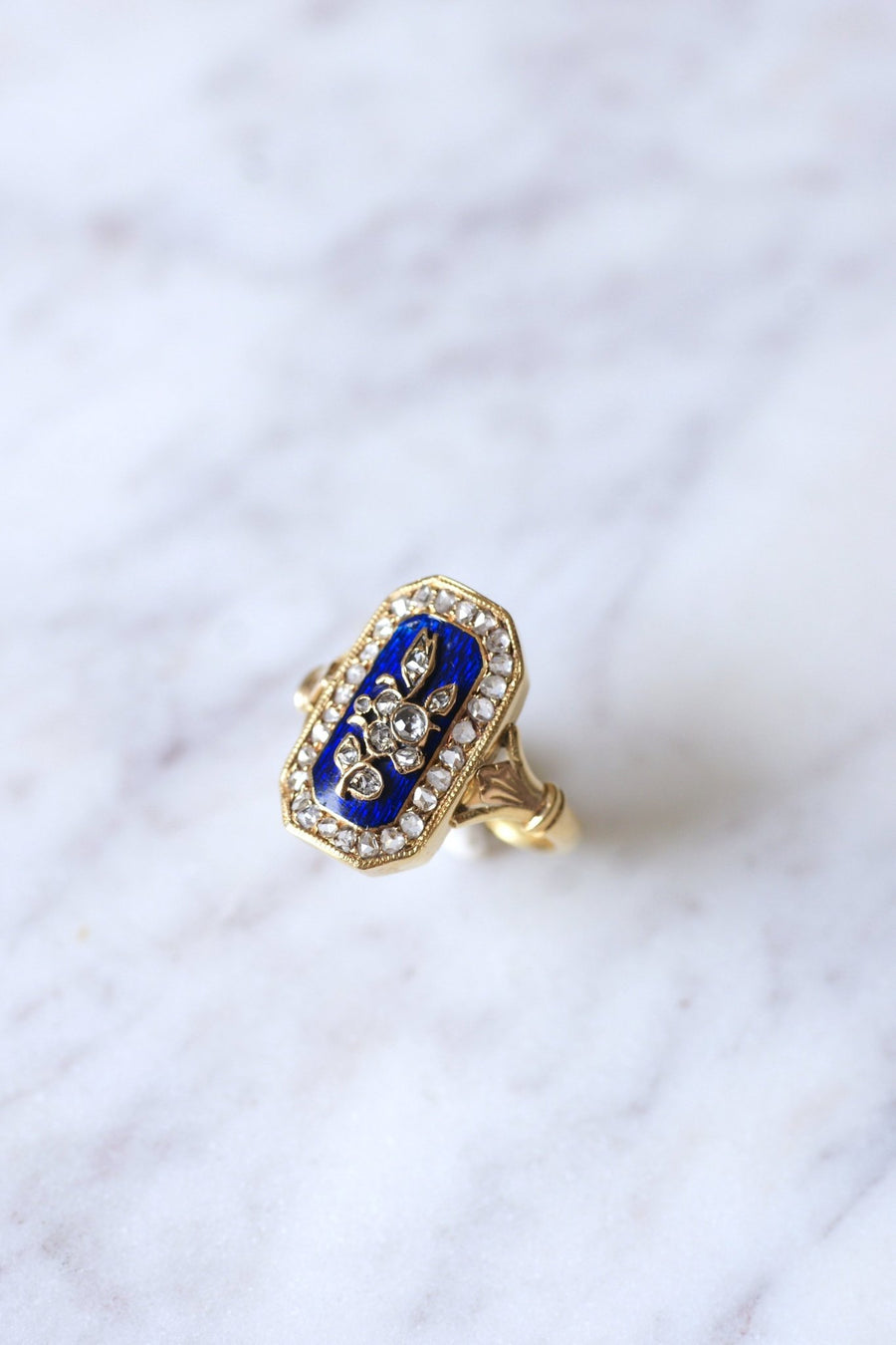 Antique gold and flower ring inlaid with diamonds on blue enamel - Galerie Pénélope