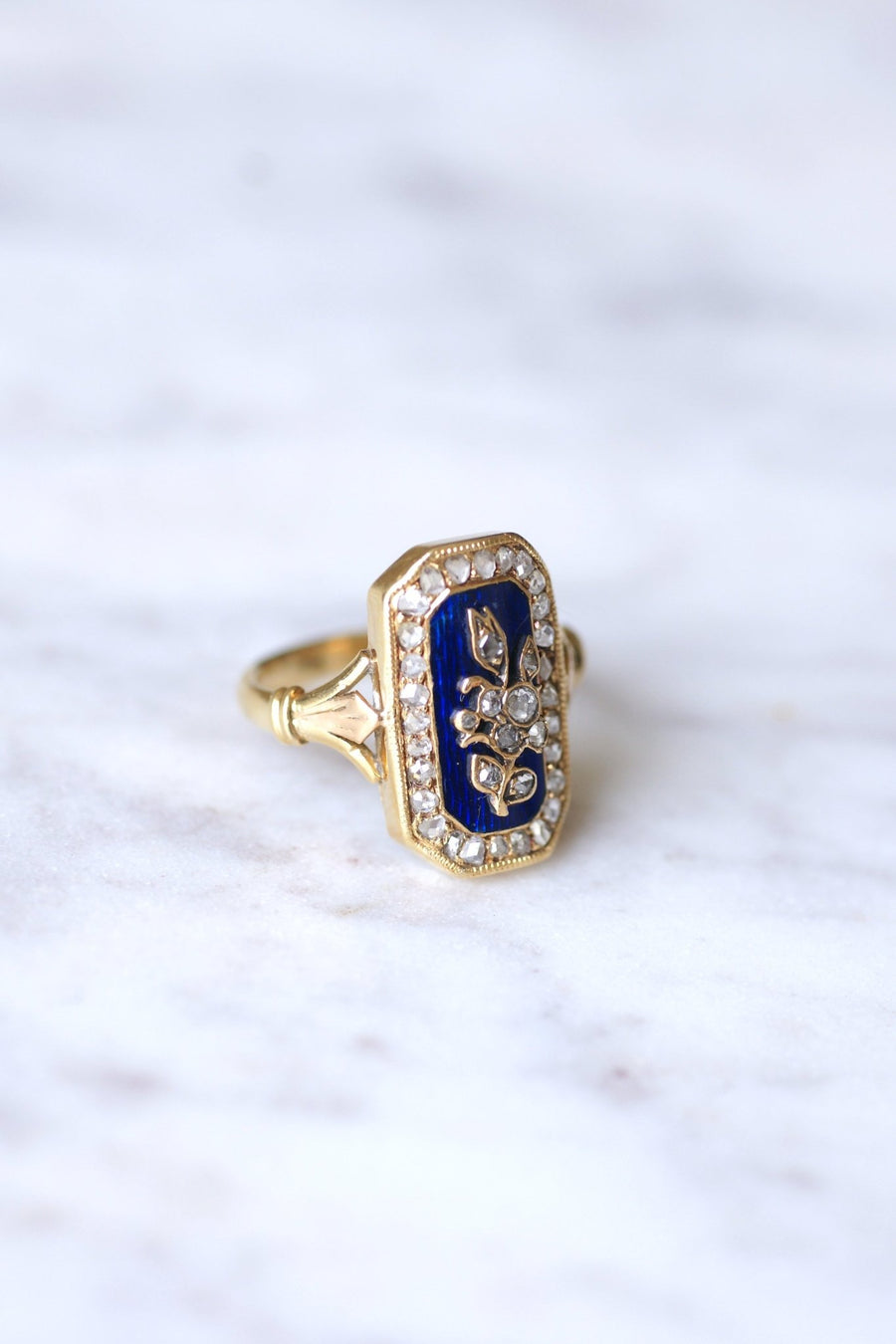 Antique gold and flower ring inlaid with diamonds on blue enamel - Galerie Pénélope