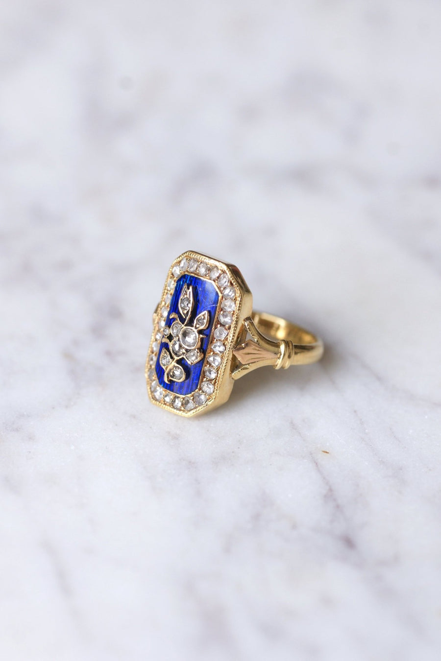 Antique gold and flower ring inlaid with diamonds on blue enamel - Galerie Pénélope