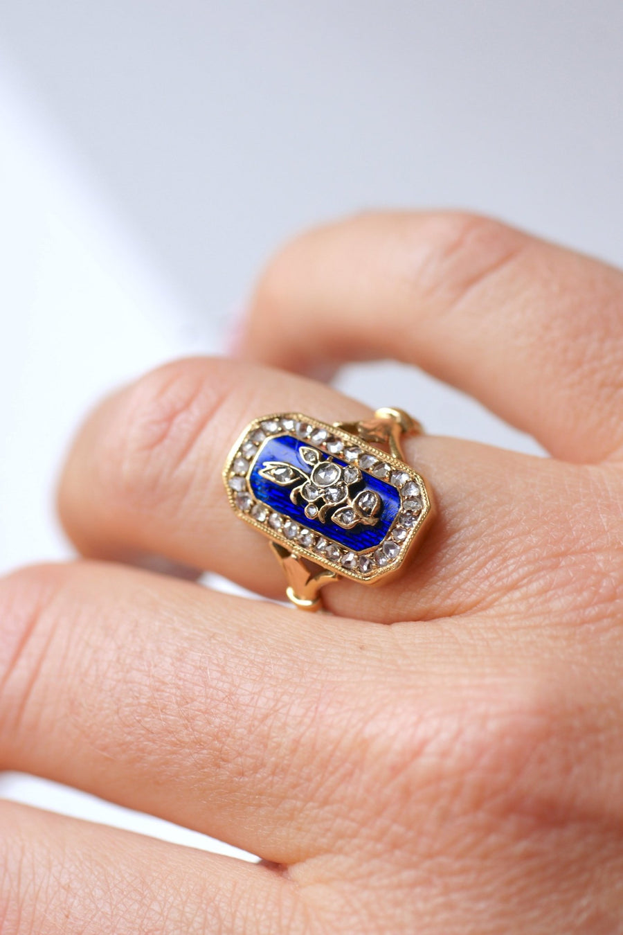Antique gold and flower ring inlaid with diamonds on blue enamel - Galerie Pénélope