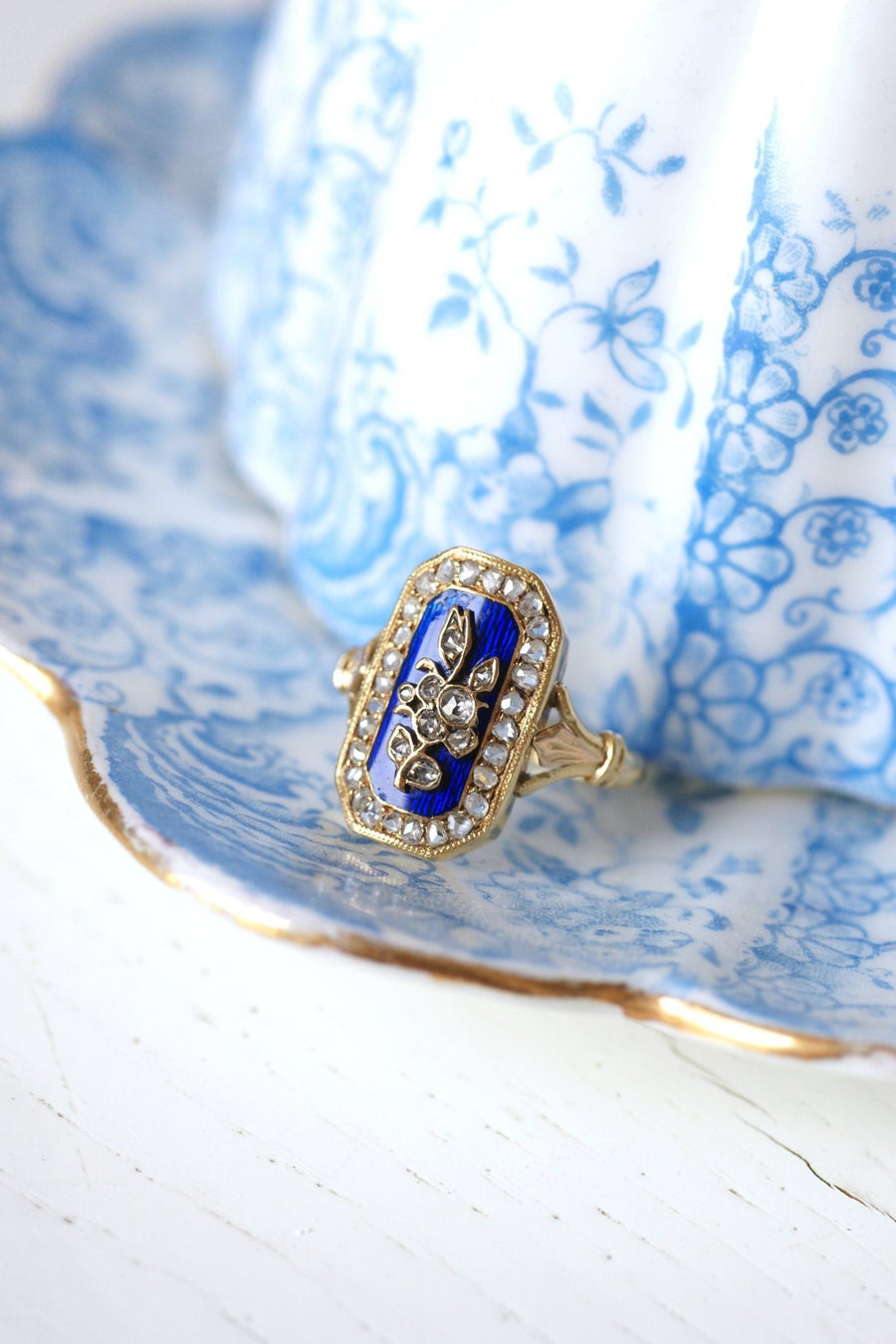 Antique gold and flower ring inlaid with diamonds on blue enamel - Galerie Pénélope