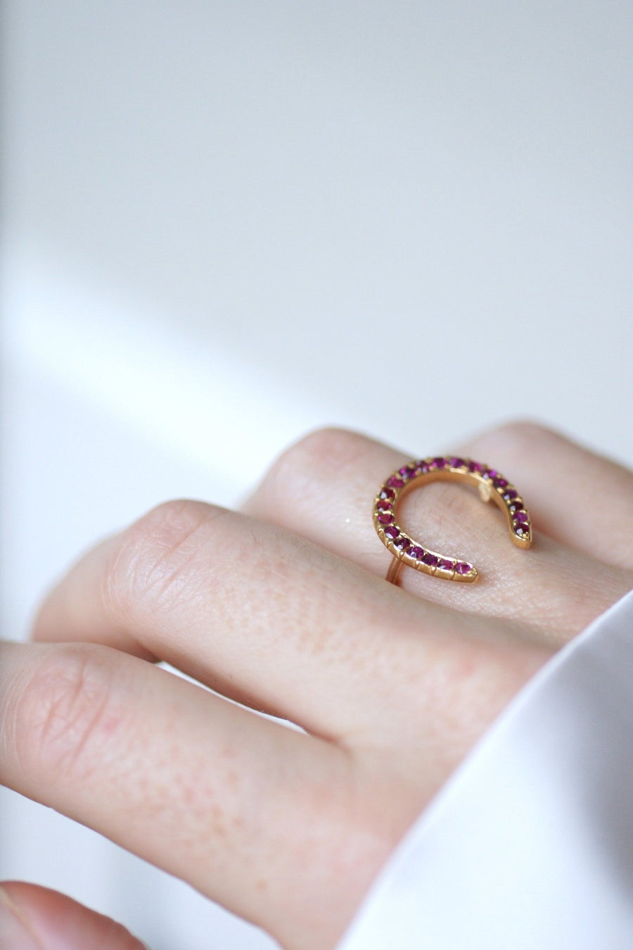 Antique yellow gold and ruby horseshoe ring - Galerie Pénélope
