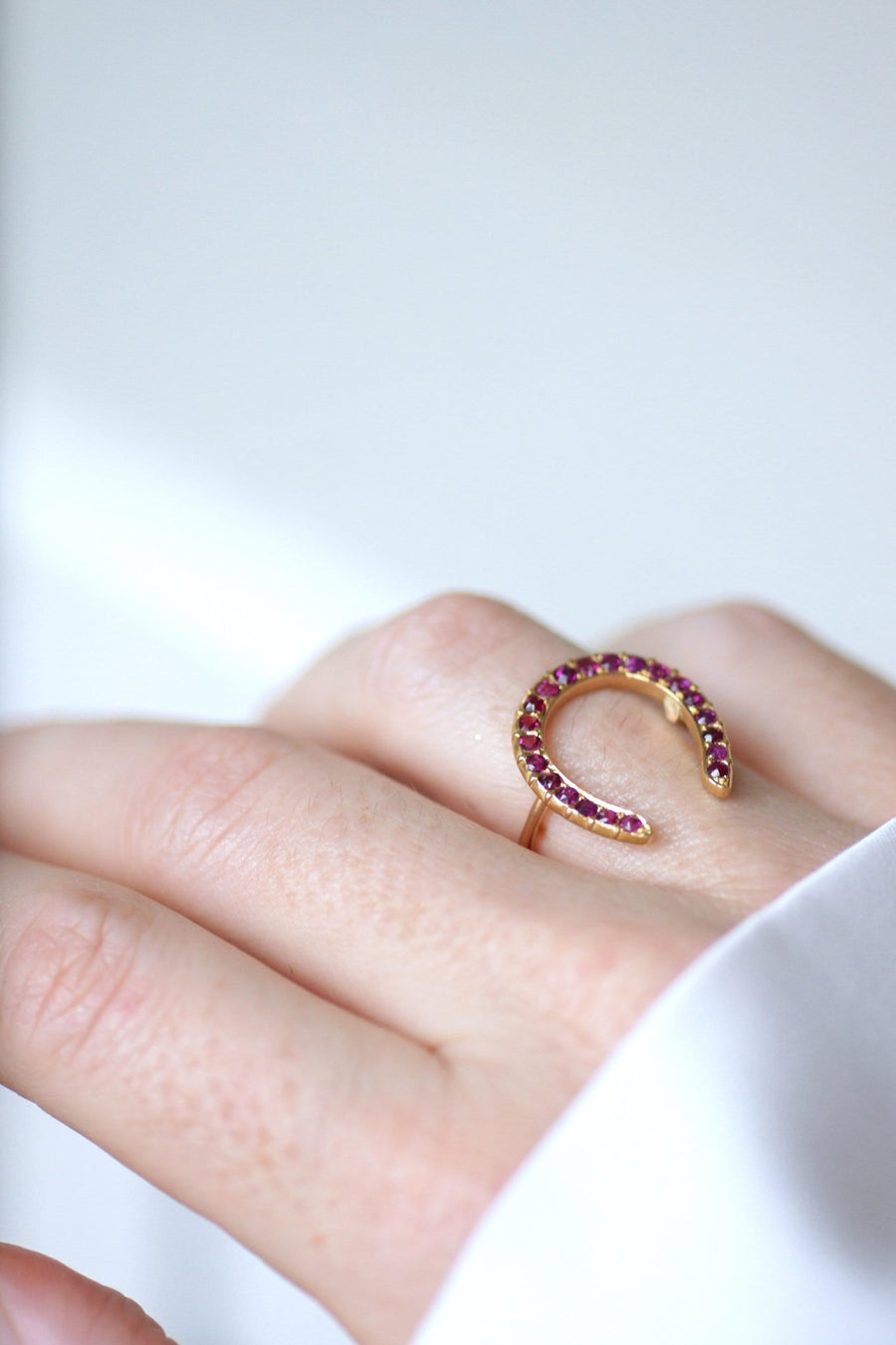 Antique yellow gold and ruby horseshoe ring - Galerie Pénélope