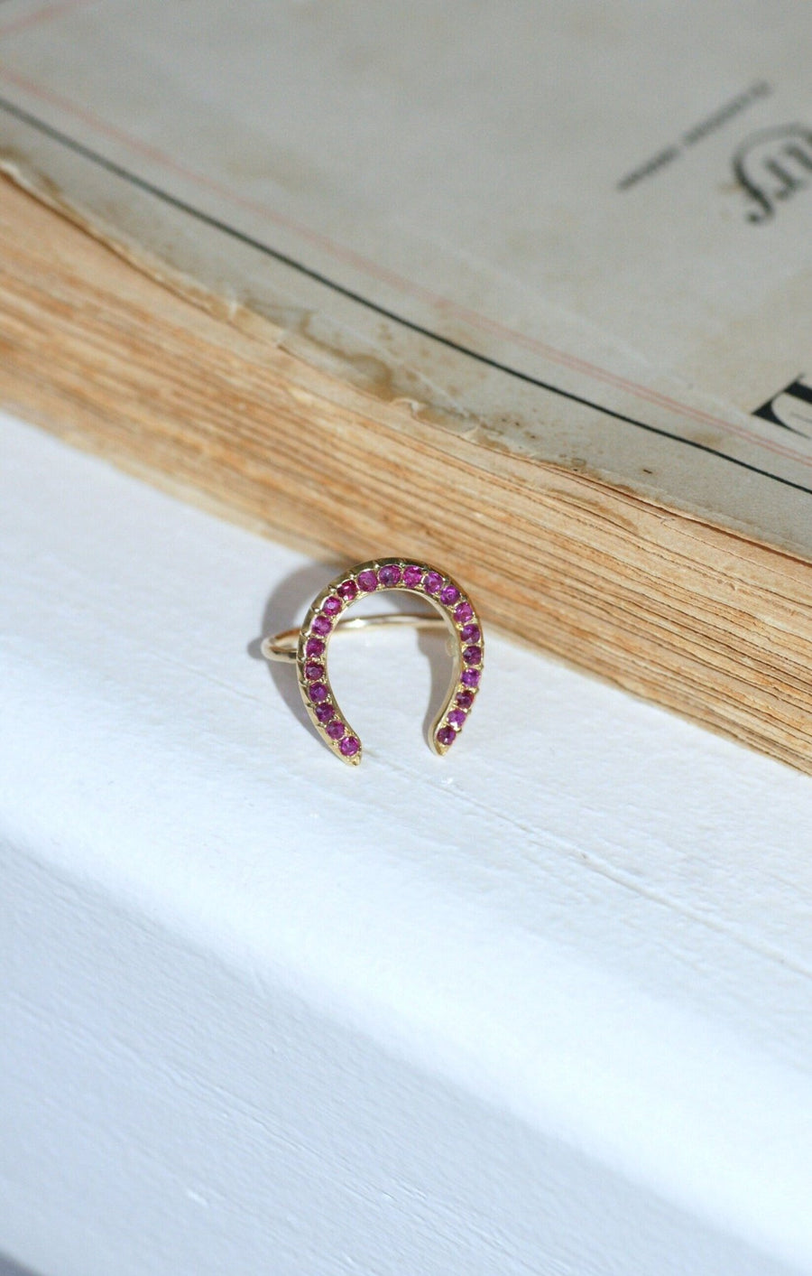 Antique yellow gold and ruby horseshoe ring - Galerie Pénélope