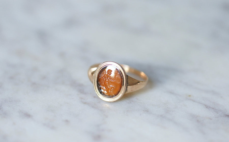Antique intaglio cornelian Cupid ring on rose gold - Galerie Pénélope