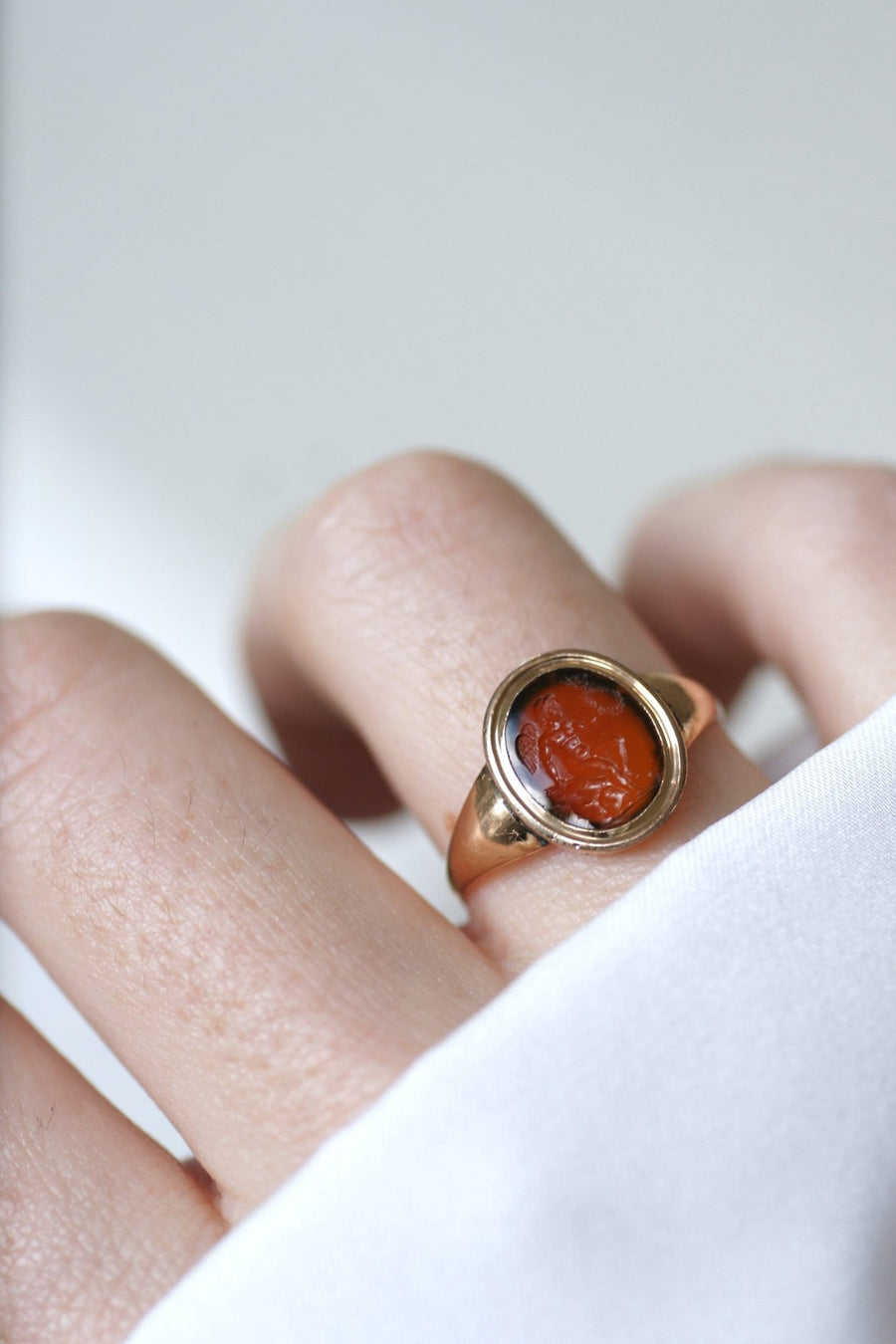 Antique intaglio cornelian Cupid ring on rose gold - Galerie Pénélope