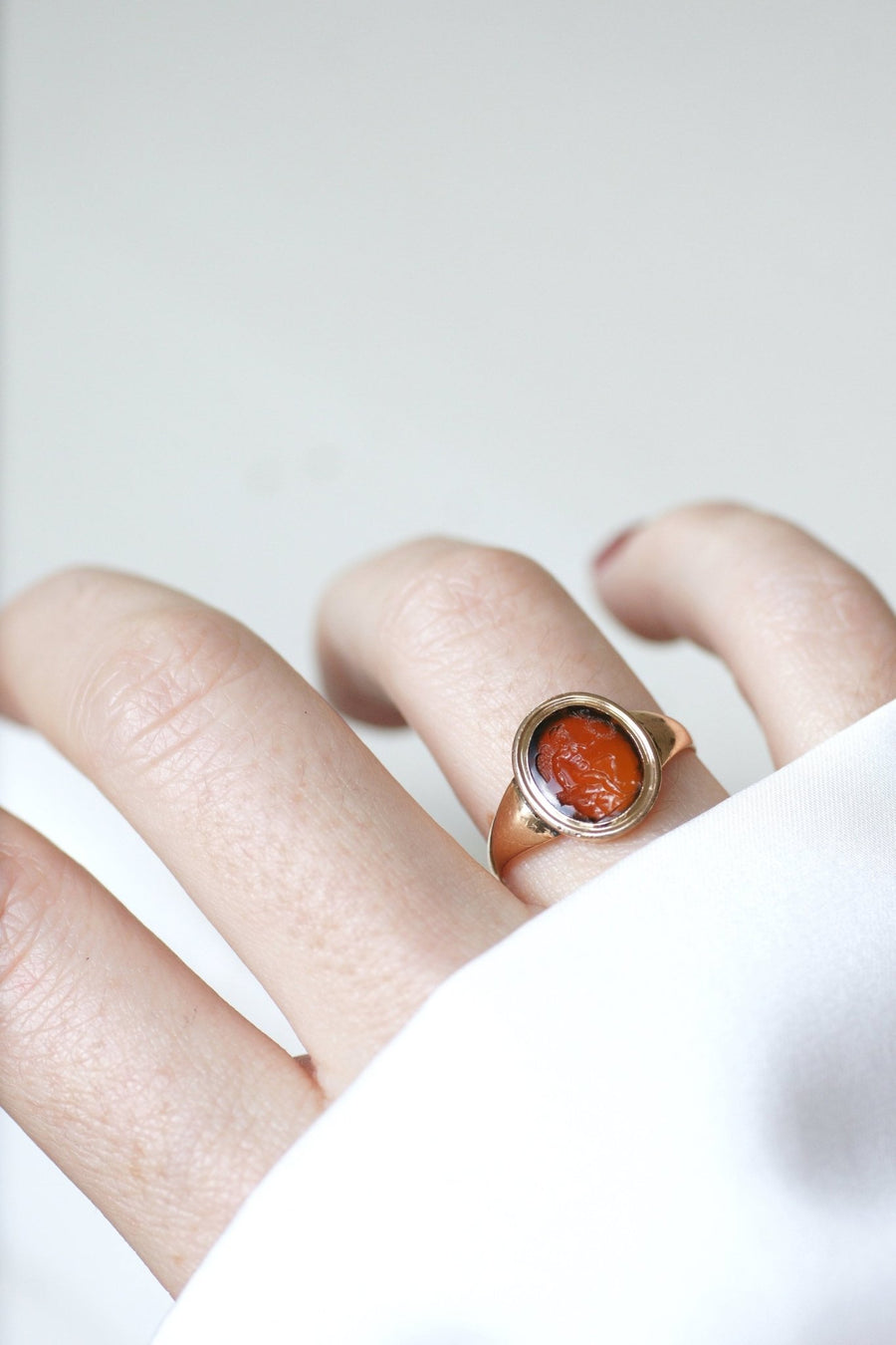 Antique intaglio cornelian Cupid ring on rose gold - Galerie Pénélope