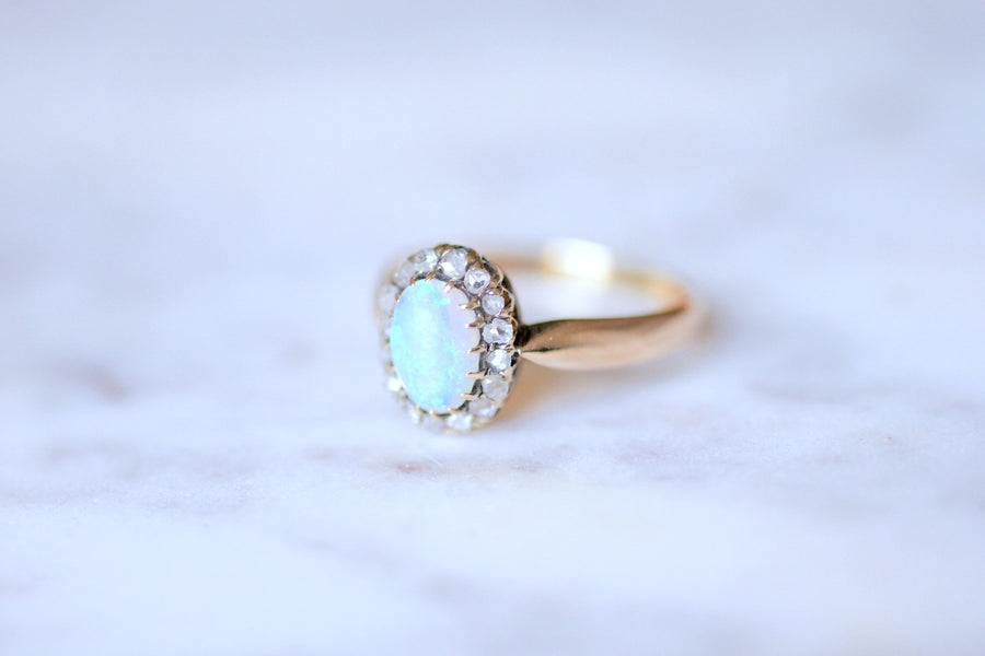 Antique ring Marguerite opal surrounded by diamonds on gold - Galerie Pénélope