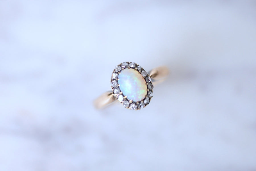 Antique ring Marguerite opal surrounded by diamonds on gold - Galerie Pénélope