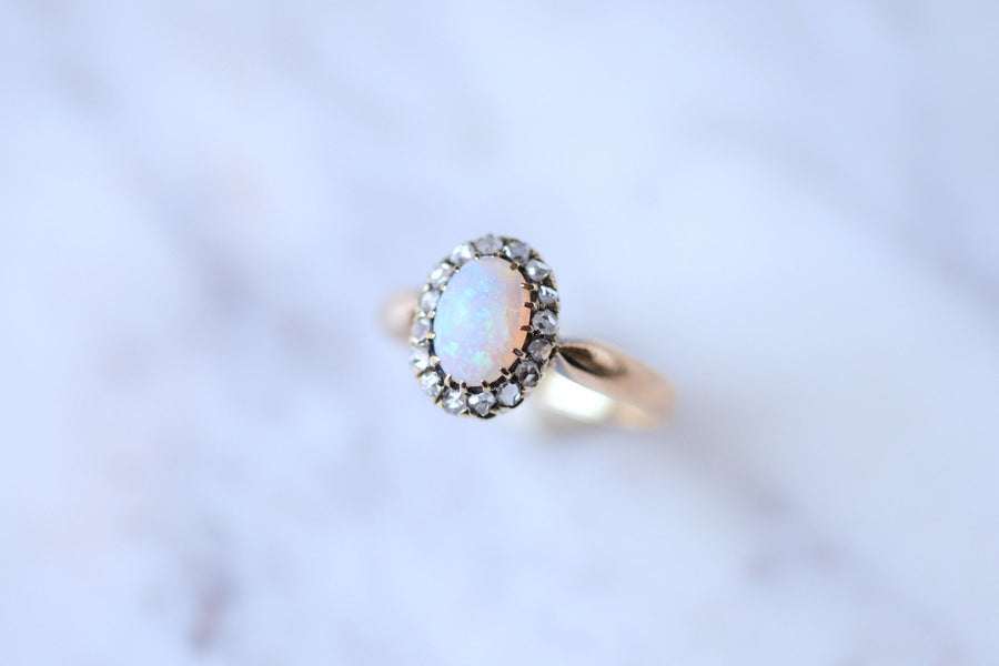 Antique ring Marguerite opal surrounded by diamonds on gold - Galerie Pénélope