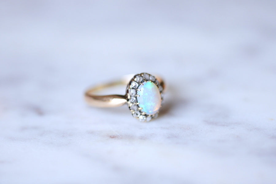 Antique ring Marguerite opal surrounded by diamonds on gold - Galerie Pénélope