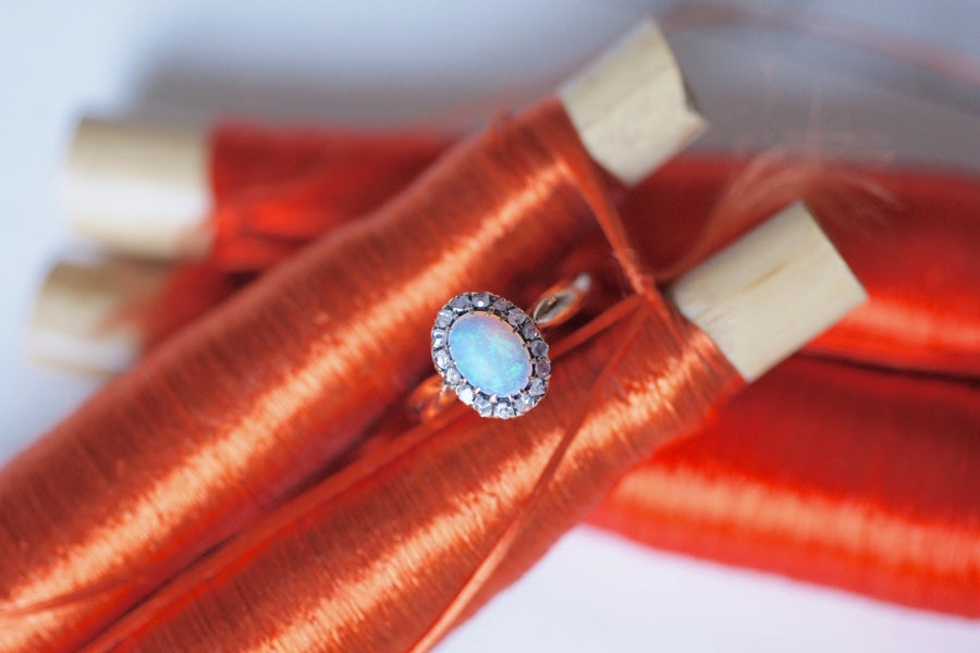 Antique ring Marguerite opal surrounded by diamonds on gold - Galerie Pénélope