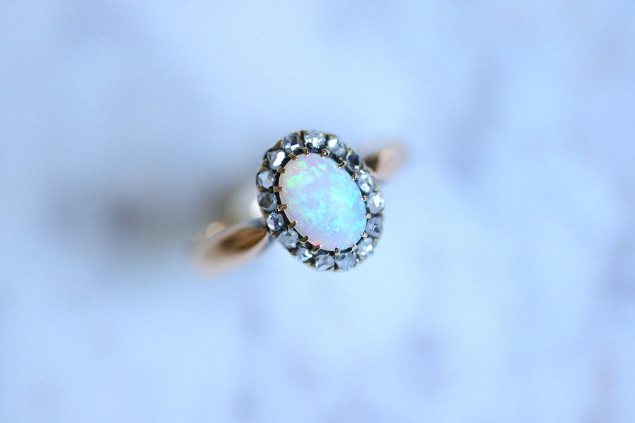 Antique ring Marguerite opal surrounded by diamonds on gold - Galerie Pénélope