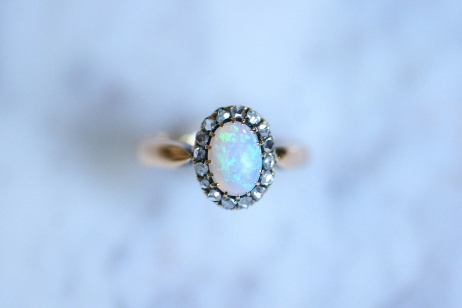 Antique ring Marguerite opal surrounded by diamonds on gold - Galerie Pénélope
