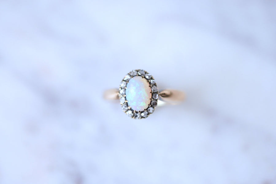 Antique ring Marguerite opal surrounded by diamonds on gold - Galerie Pénélope
