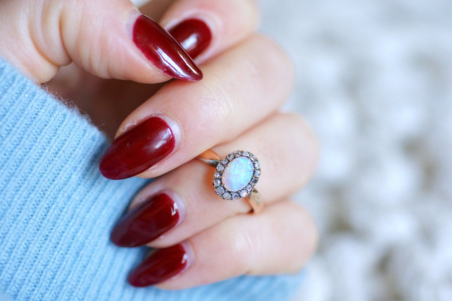 Antique ring Marguerite opal surrounded by diamonds on gold - Galerie Pénélope