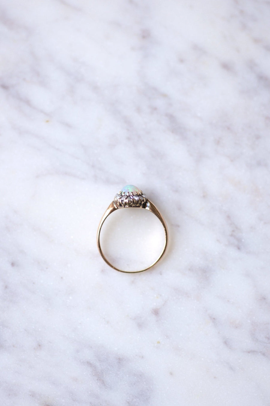 Antique ring Marguerite opal surrounded by diamonds on gold - Galerie Pénélope
