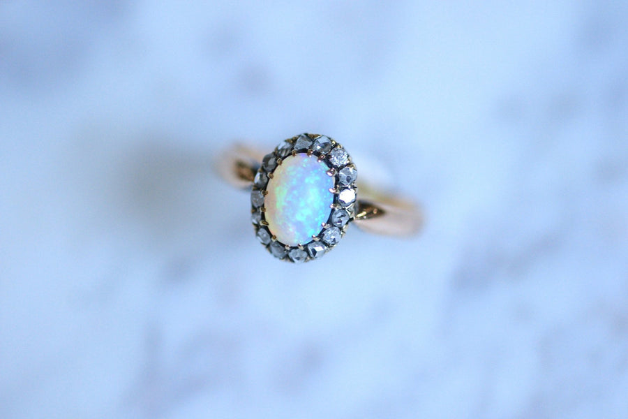 Antique ring Marguerite opal surrounded by diamonds on gold - Galerie Pénélope