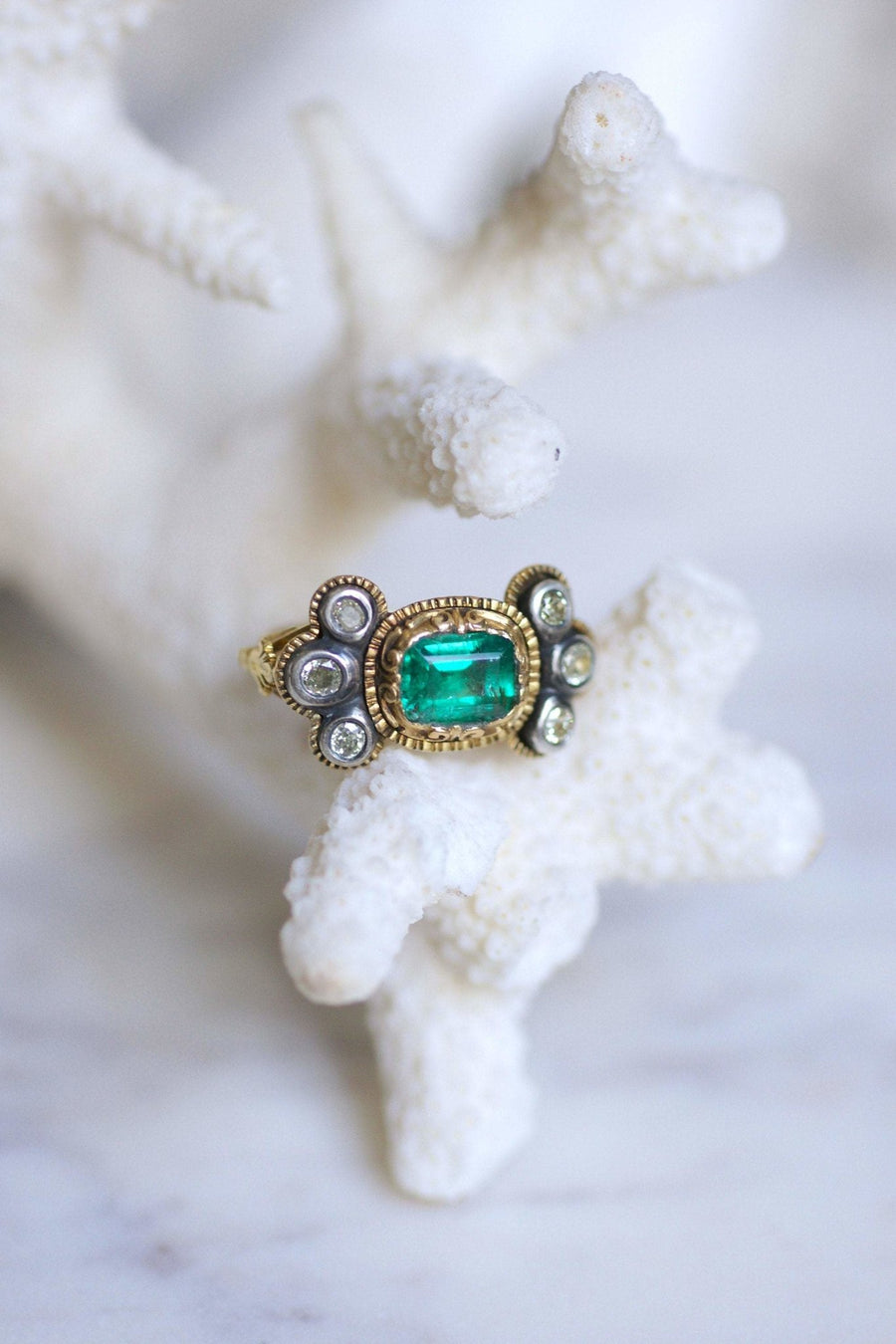 Antique gold, Colombian emerald, and diamonds ring - Galerie Pénélope