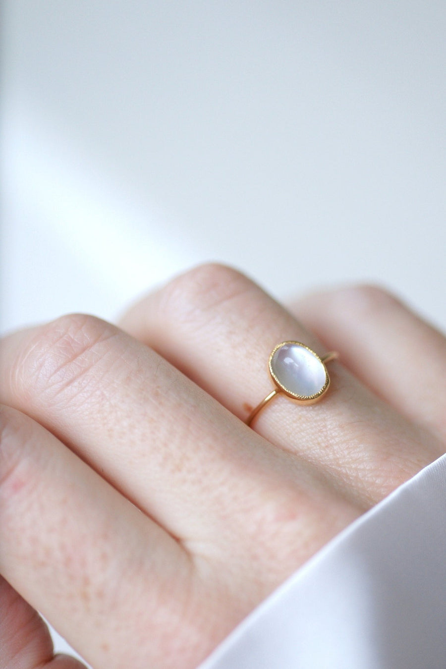 Antique moonstone on yellow gold ring - Galerie Pénélope