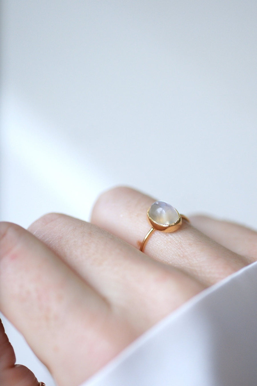 Antique moonstone on yellow gold ring - Galerie Pénélope
