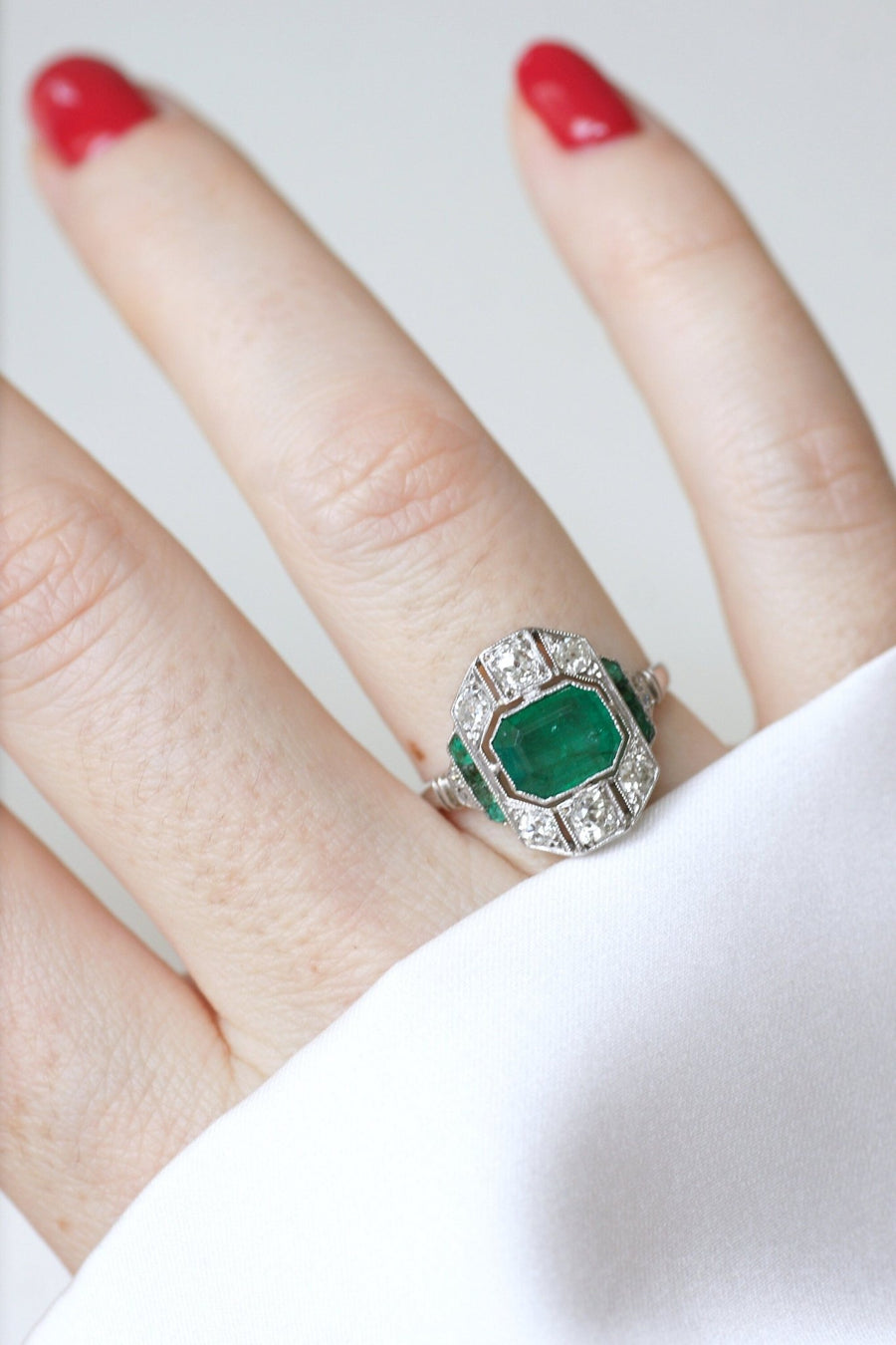 Art Deco emerald ring 1.30 ct and diamonds on white gold - Penelope Gallery