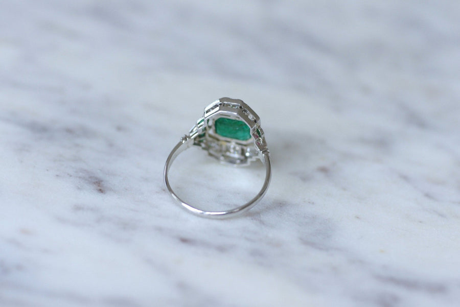 Art Deco emerald ring 1.30 ct and diamonds on white gold - Penelope Gallery